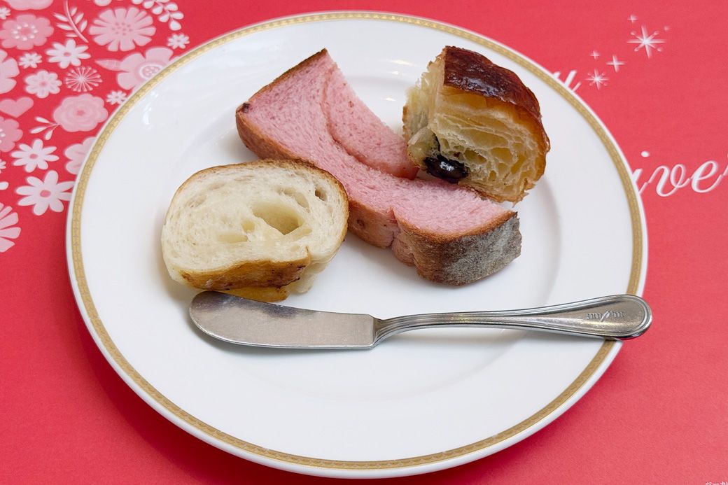 ベーカリーレストランサンマルクの食べ放題焼きたてパン。ストロベリーブレッド、塩かた焼きバターパン、パンオショコラ（筆者撮影）