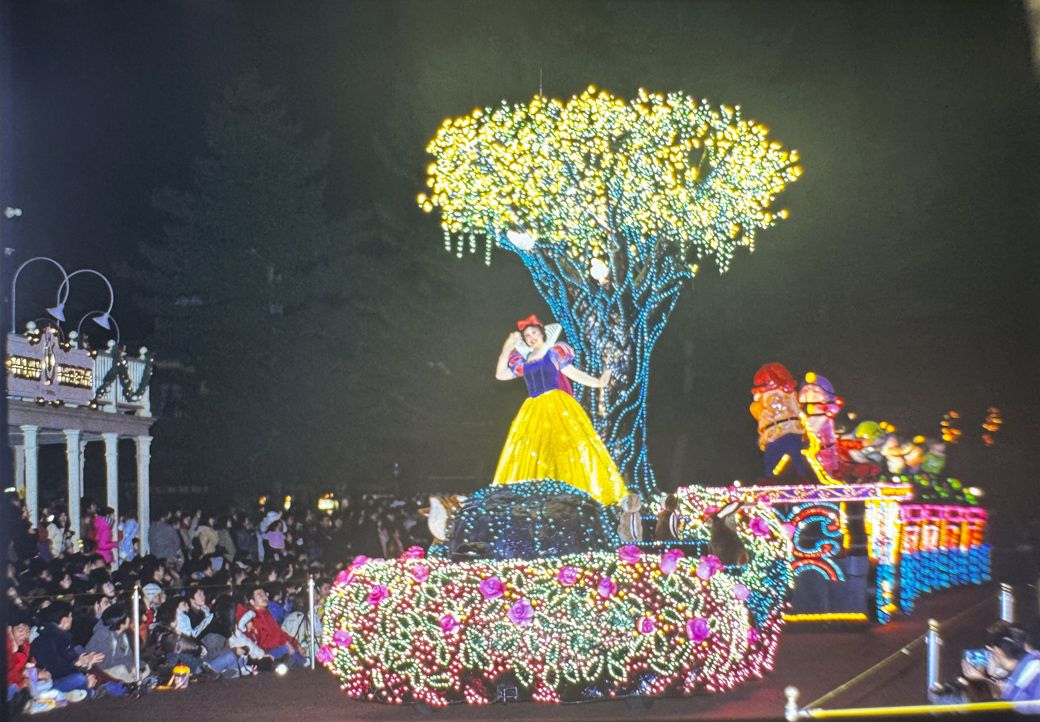 ディズニーランドのエレクトリカルパレード（写真：2001年12月17日、尾形文繁撮影）