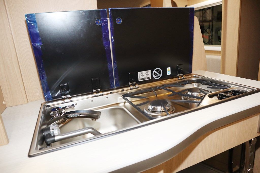 いすゞ「トラヴィオ」をベースにした、バンテックの新型キャンピングカー「コルド リーブス」（写真；筆者撮影）