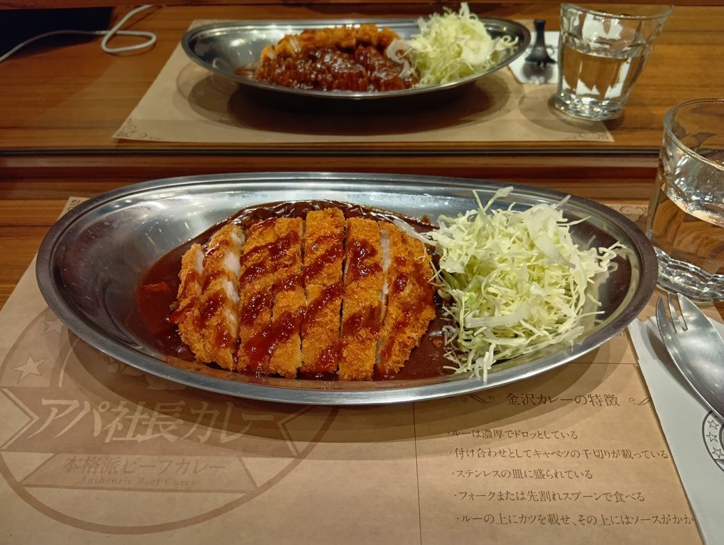 提供されたカレーには千切りキャベツが添えられていた。ボリューミーで美味しかった（写真：筆者撮影）