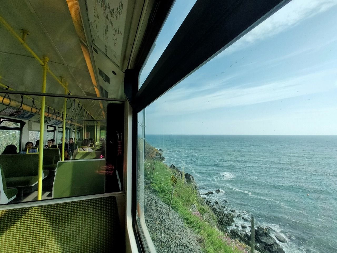 日本製電車で運行するダブリン近郊路線には海沿いを行く景勝区間も（筆者撮影）