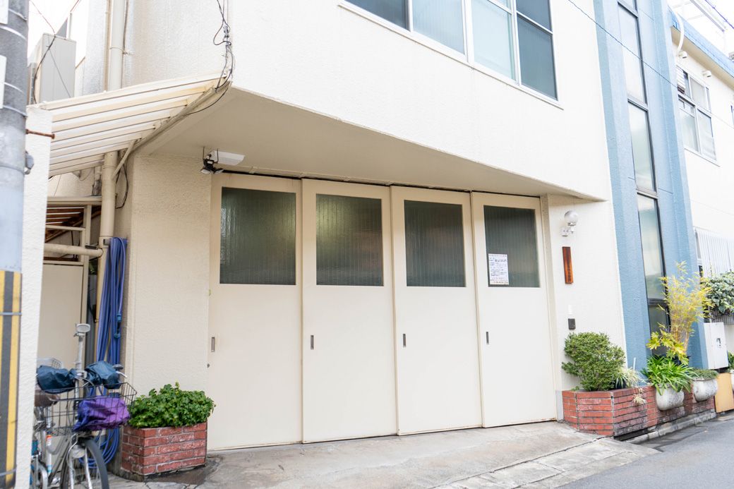 大阪市西成区の住宅街にひっそりと佇むサンヨー製菓の社屋（写真：筆者撮影）