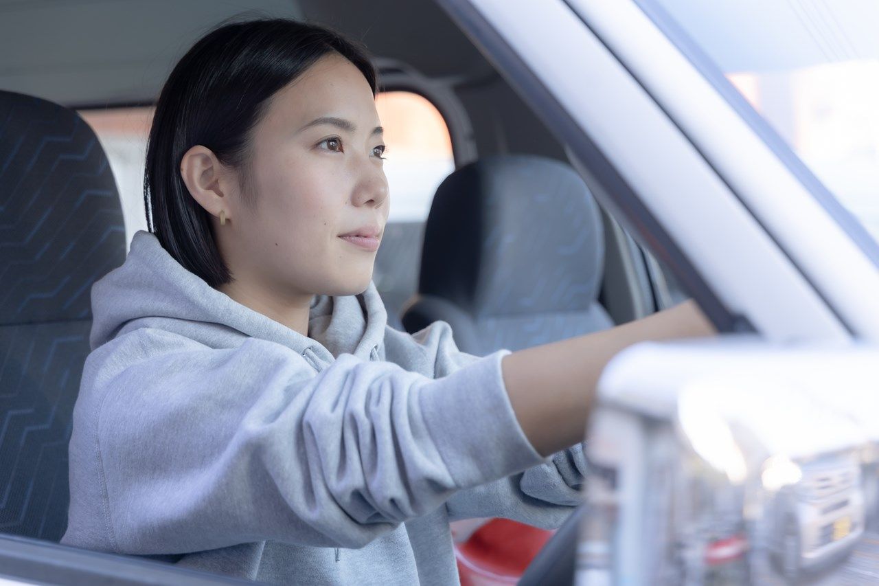 バンライフを送る宮本さんと愛車（東洋経済オンライン編集部撮影）