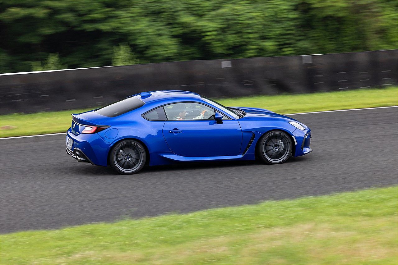 一部改良モデルのトヨタ「GR86」およびSUBARU「BRZ」のサーキット試乗会の様子（写真：三木宏章）