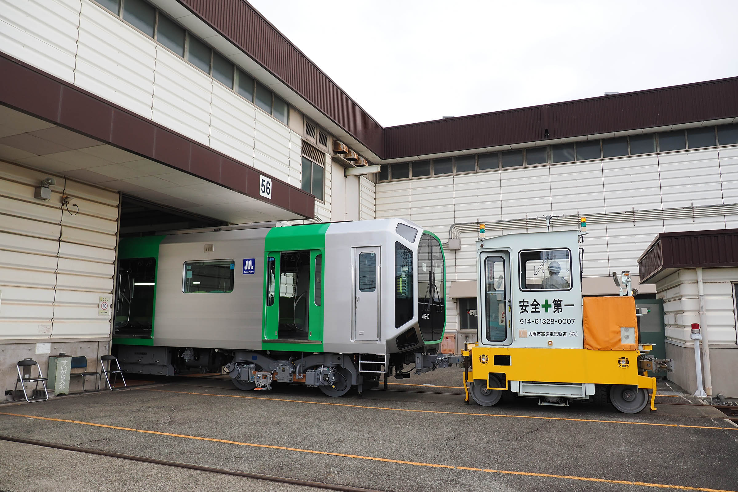 工場内を移動する大阪メトロ400系