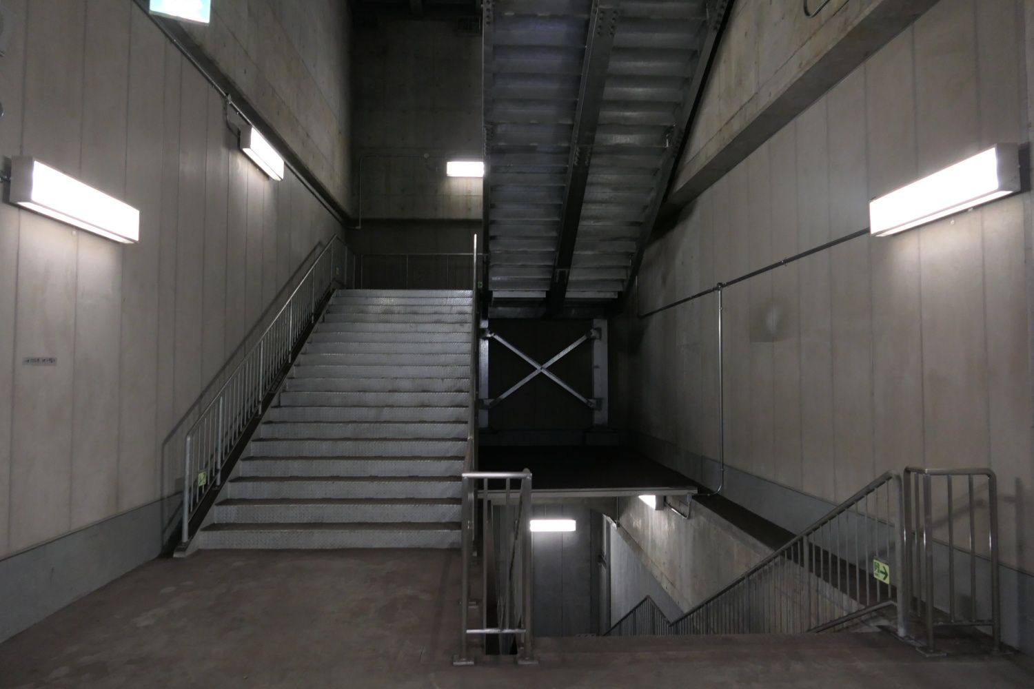 世田谷代田駅　バックヤード