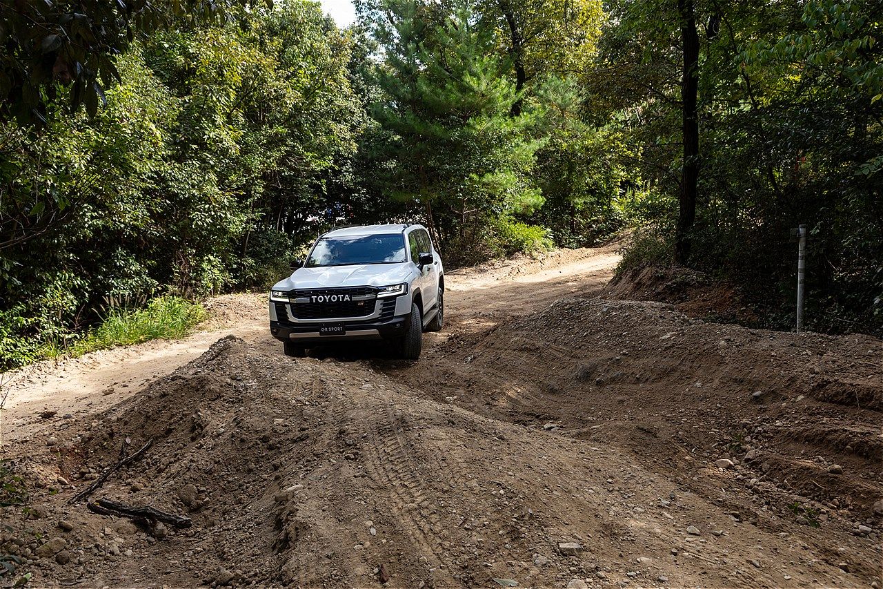 トヨタ「ランドクルーザー300 GR SPORT」（写真：トヨタ自動車）