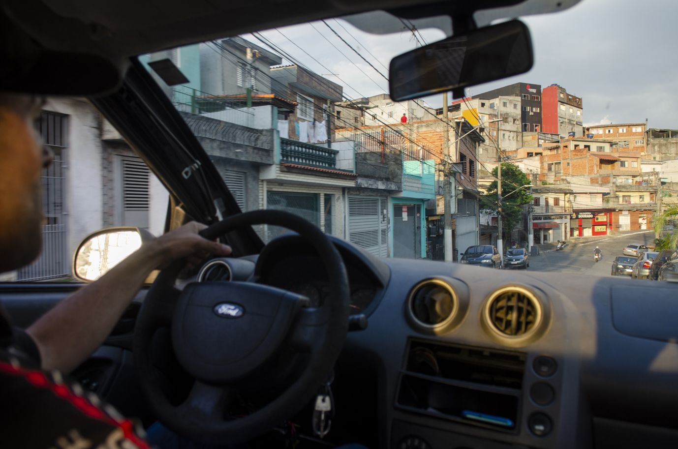 配達中の車の中で。「実はファベーラの注文者のほうが応対がていねいなんです」とヴィエイラさん（写真：筆者撮影） 