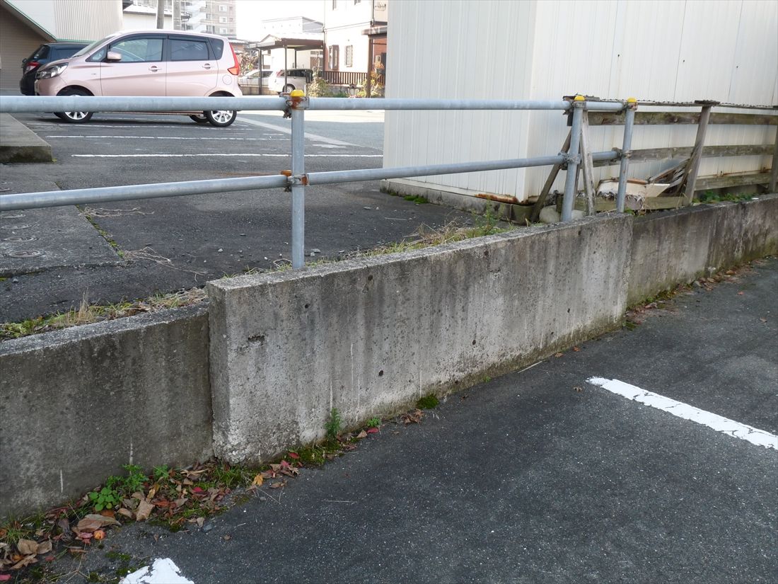 飯田～成沢：住宅街で見つけた、部分的に出っ張っているコンクリート壁。蔵王高速電鉄のルートと重なっているように思えるから遺構かもしれない（筆者撮影）