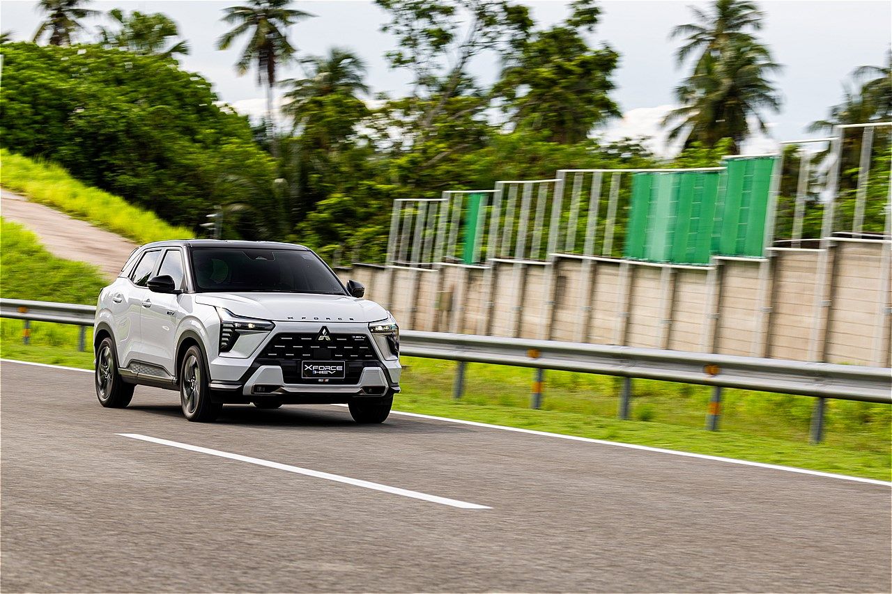 三菱の新型SUV「エクスフォースHEV」（筆者撮影）