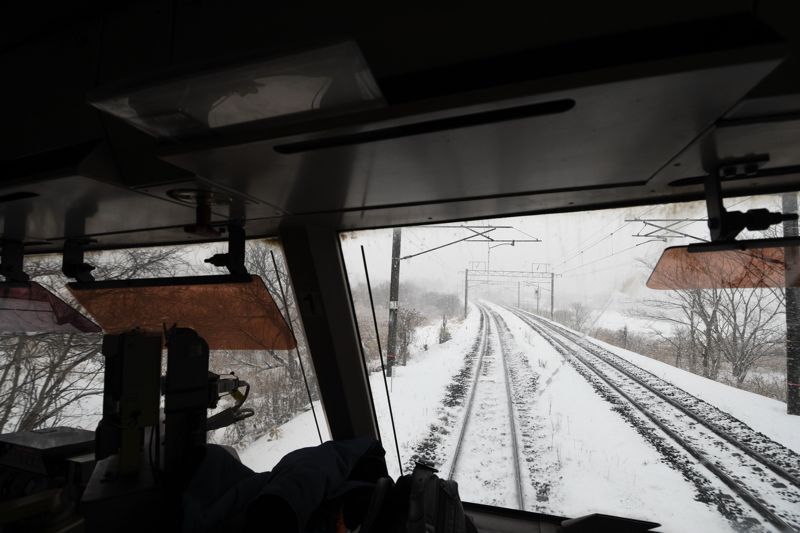突然雪が降りだした千歳線（記者撮影）