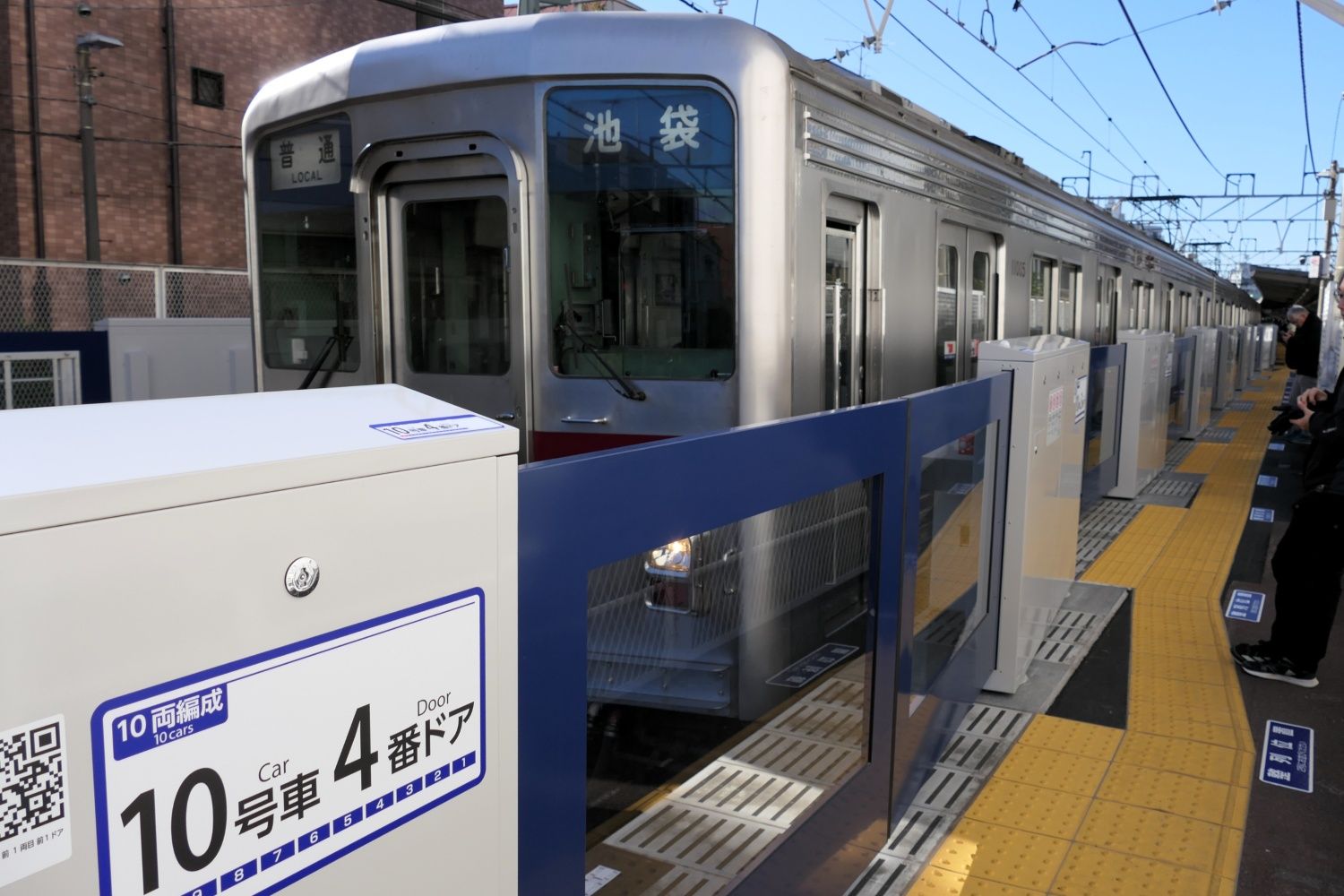 ホームドア使用開始初日の東武練馬駅（記者撮影）