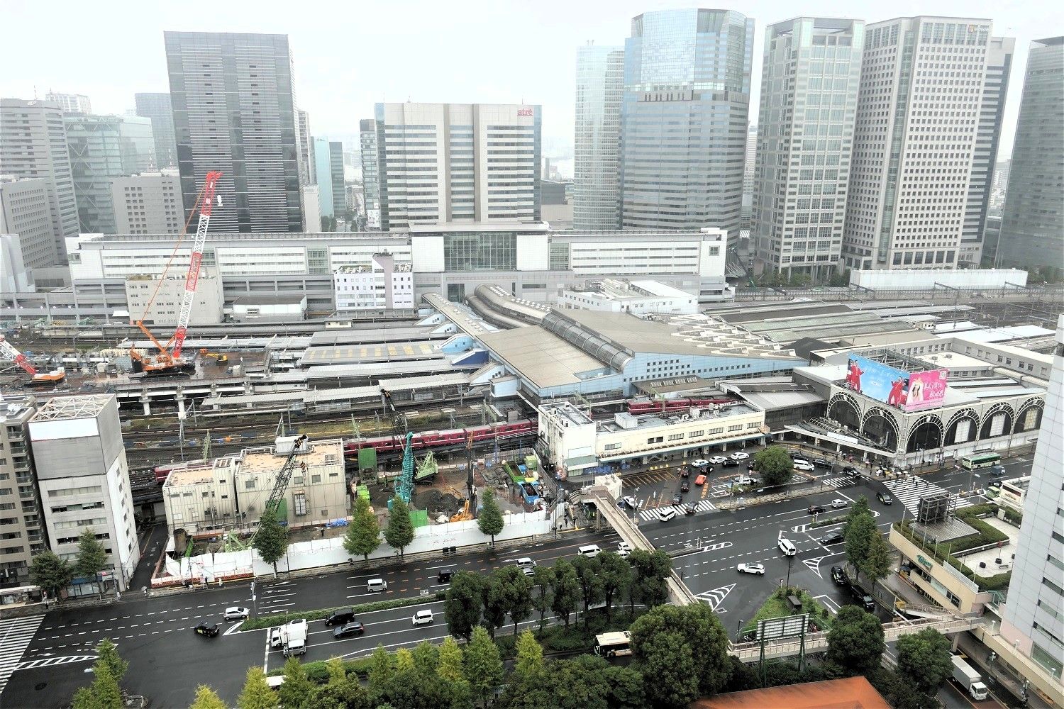 閉館後のシナガワグースから見た品川駅＝2021年10月（記者撮影）