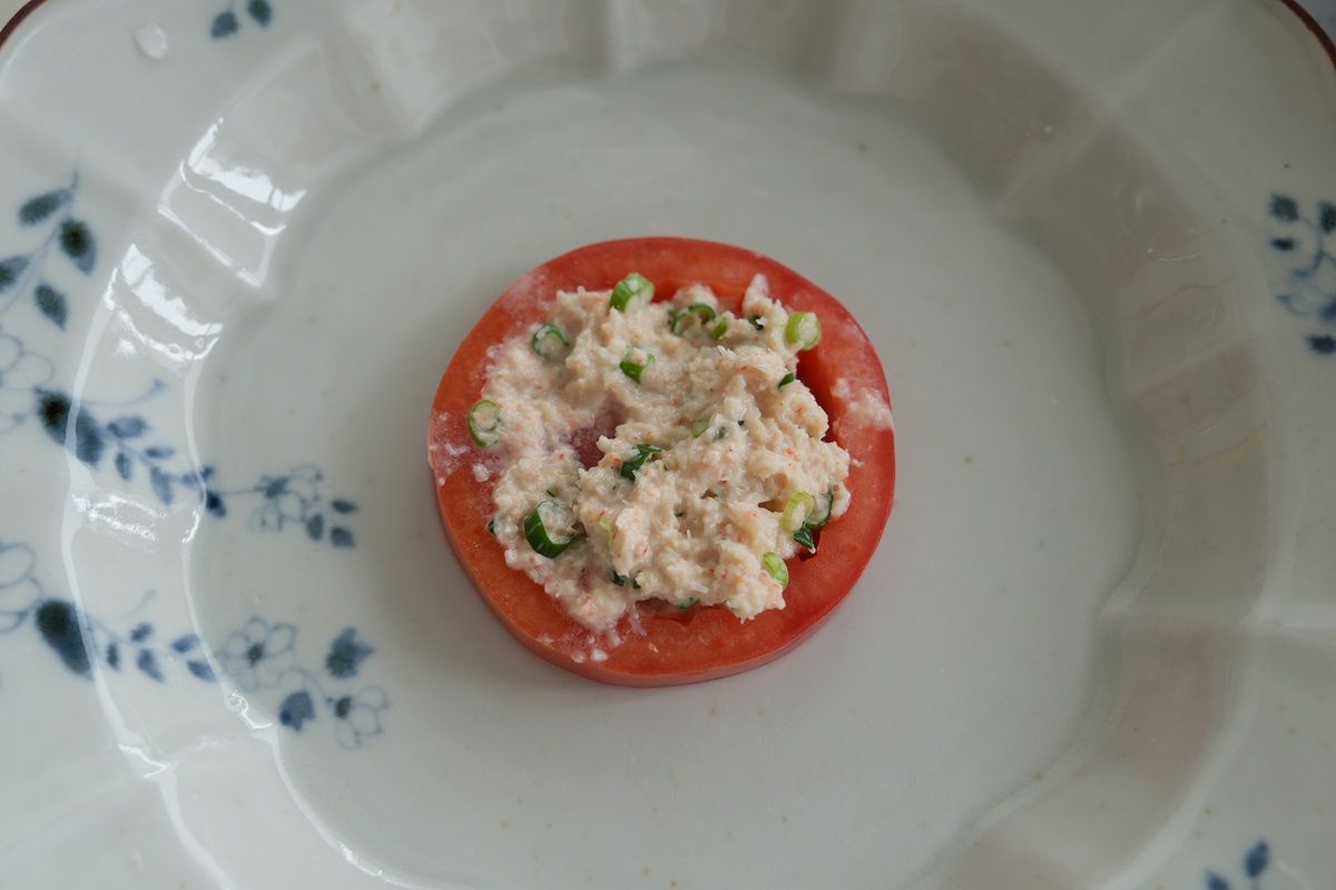 トマトの皮をむくと食べやすいですが、詰める難易度が少し上がります