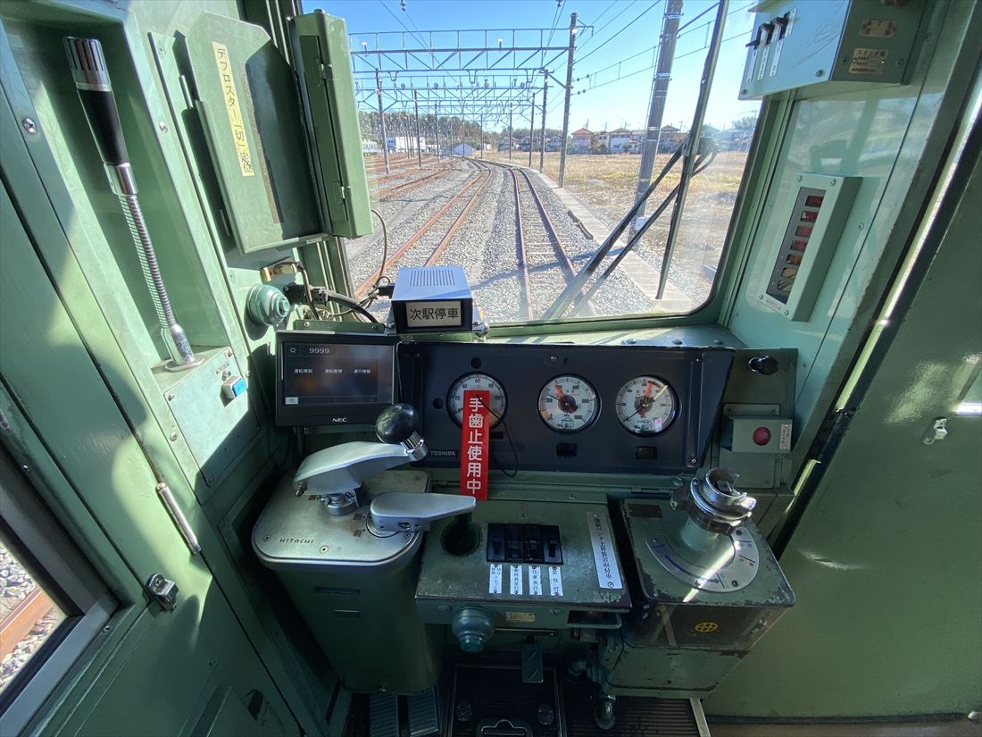 運転台から前方を見る（記者撮影）