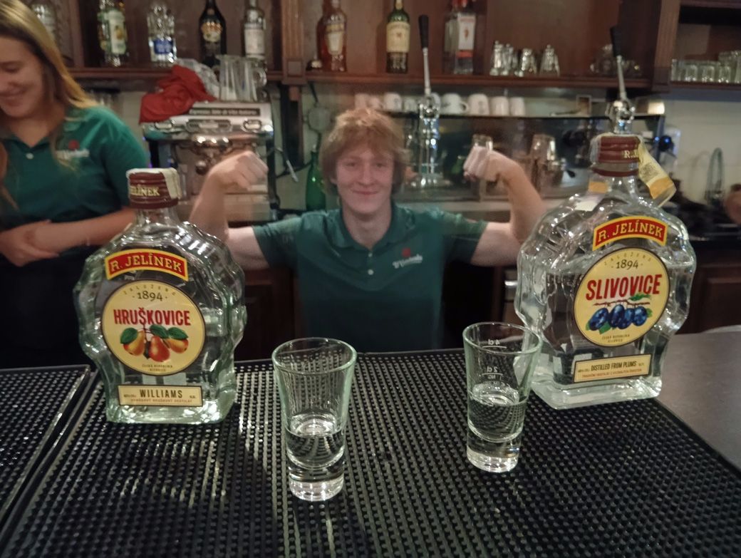 チェコのプラハでmeijiの抹茶チョコレートを店員さんにプレゼントした結果、ウォッカをサービスしてくれた。写真用に決めポーズもいただきました（筆者撮影）