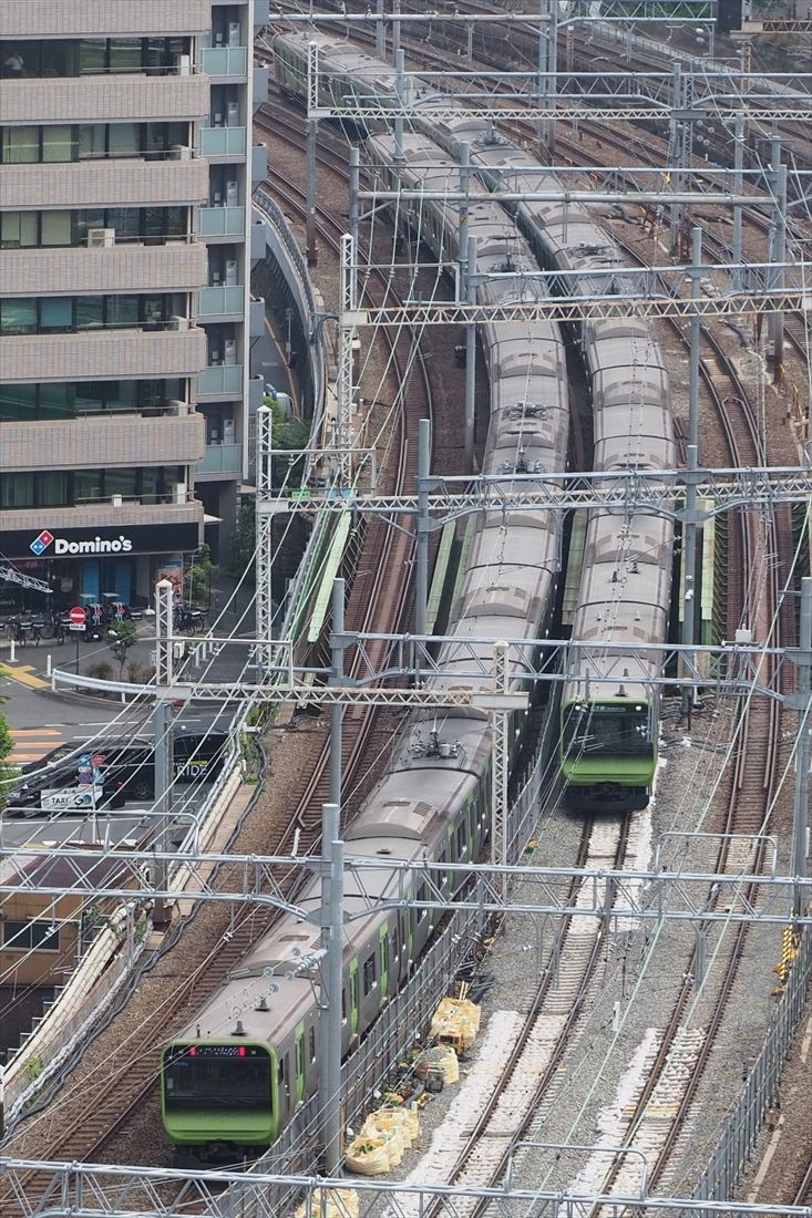 田町駅付近を走る山手線の電車＝2025年4月（沿線のビル屋上から協力を得て記者撮影）