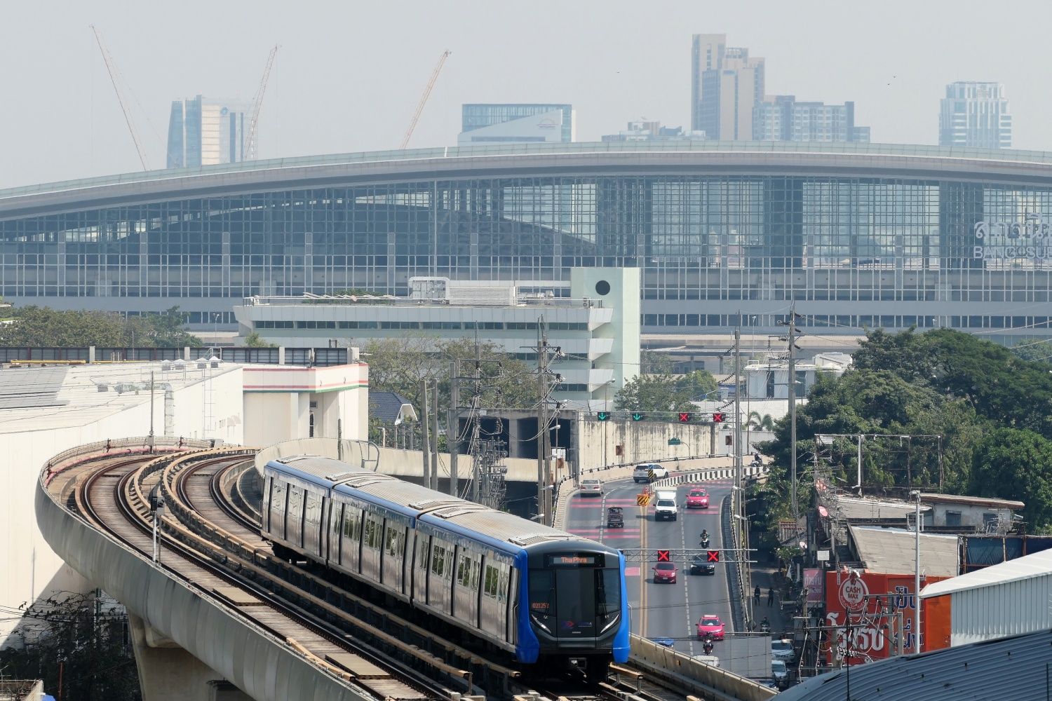 メトロ・ブルーライン。後方の大きな建築物がタイ国鉄の新駅、バンスー・グランド駅（筆者撮影）