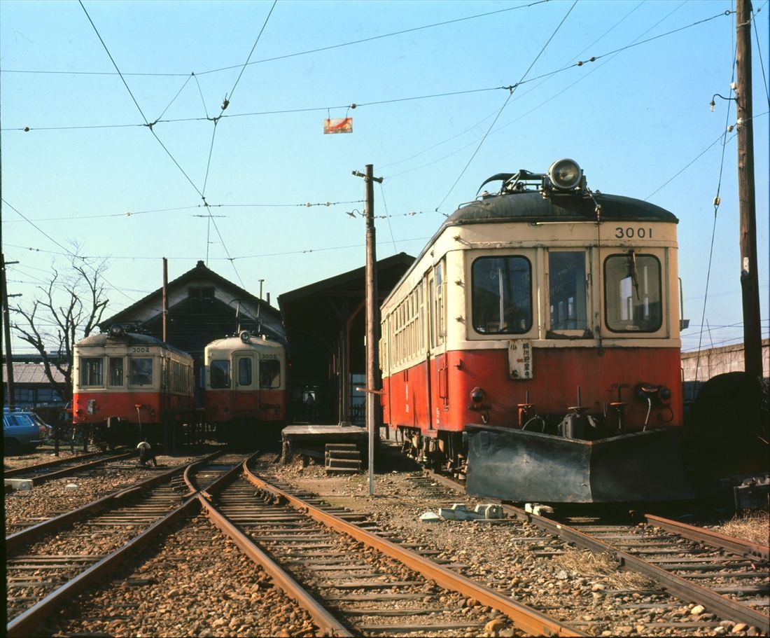 北陸鉄道小松線（1986年廃線）の電車。降雪に備え、前面に雪かき用の大きなスノープロウを取り付けている（撮影：南正時）