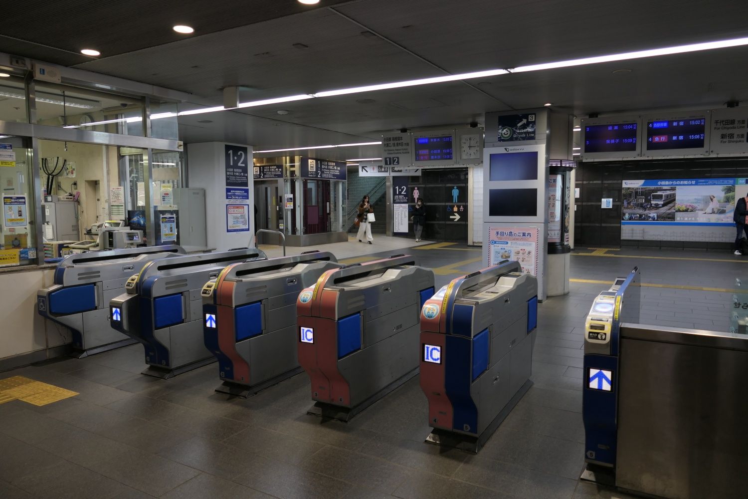 外側から見た改札口。乗降人員の割に改札階はコンパクト（記者撮影）