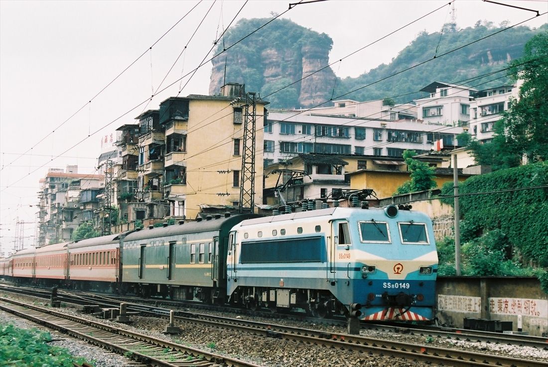 中国広東省・坪石付近の在来線を走る韶山8型電気機関車牽引の客車列車＝2005年（筆者撮影）