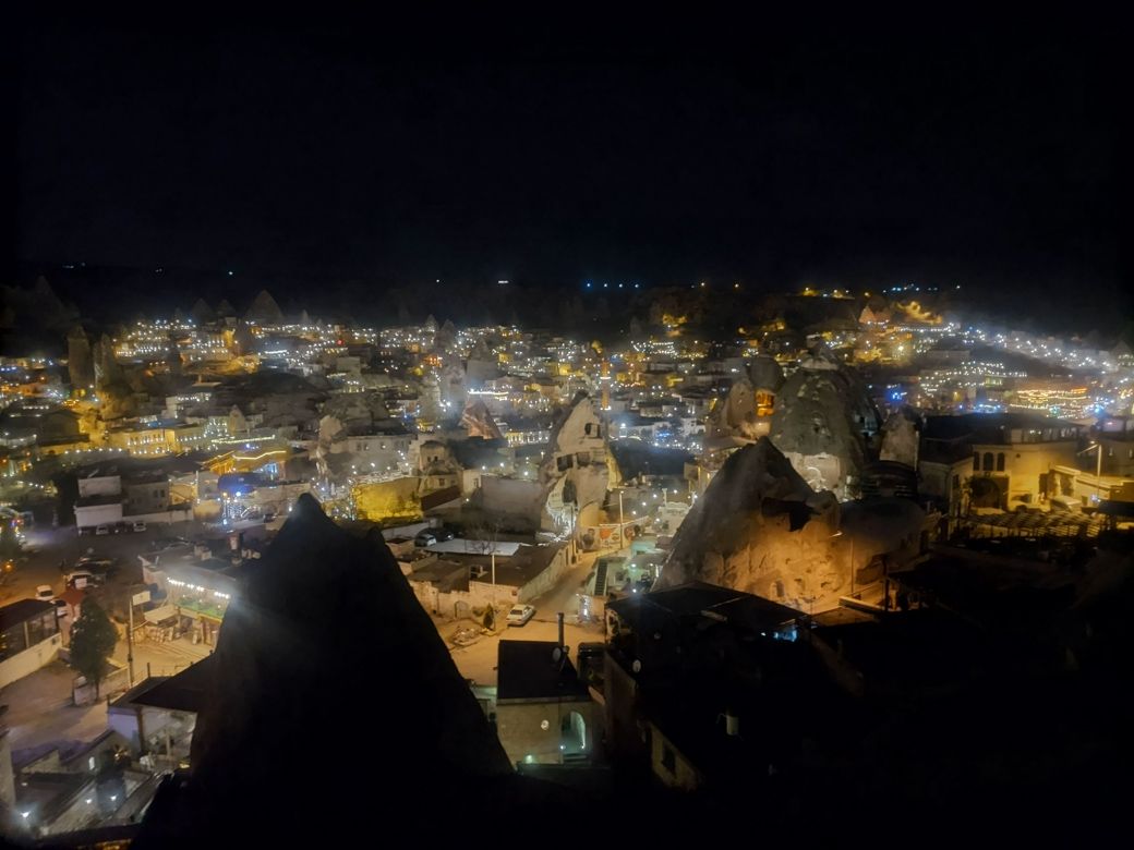 カッパドキアの夜景は幻想的（写真：筆者撮影）