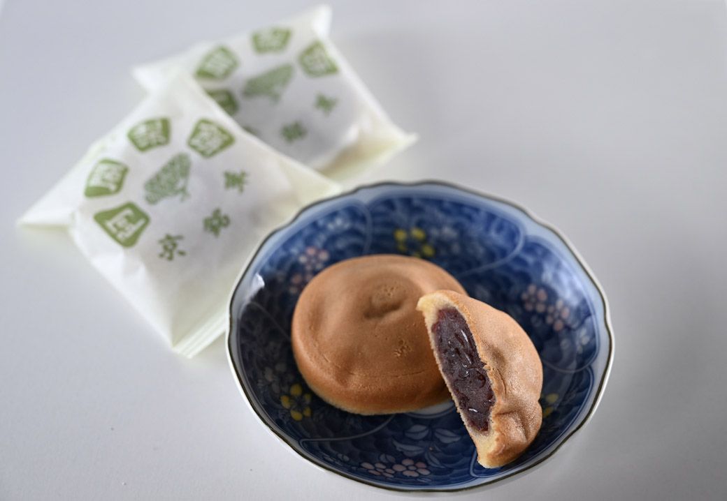 満月の阿闍梨餅。もっちりとした生地のなかに、大納言小豆のつぶ餡がたっぷりと（画像：Rinaty／PIXTA)