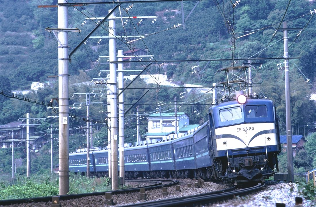スロ81系のお座敷列車を牽引して走るEF58形（撮影：南正時）