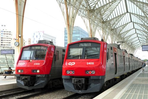 リスボンのオリエンテ駅に並んだ近郊電車（筆者撮影）