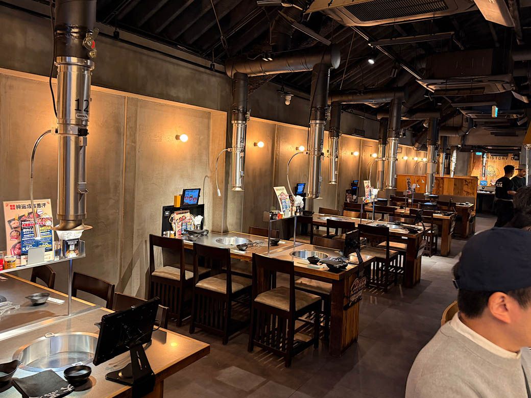 新橋駅から徒歩3分の「成吉思汗 大黒屋」。席数は95席のため、大人数での利用も可能（写真：筆者撮影）