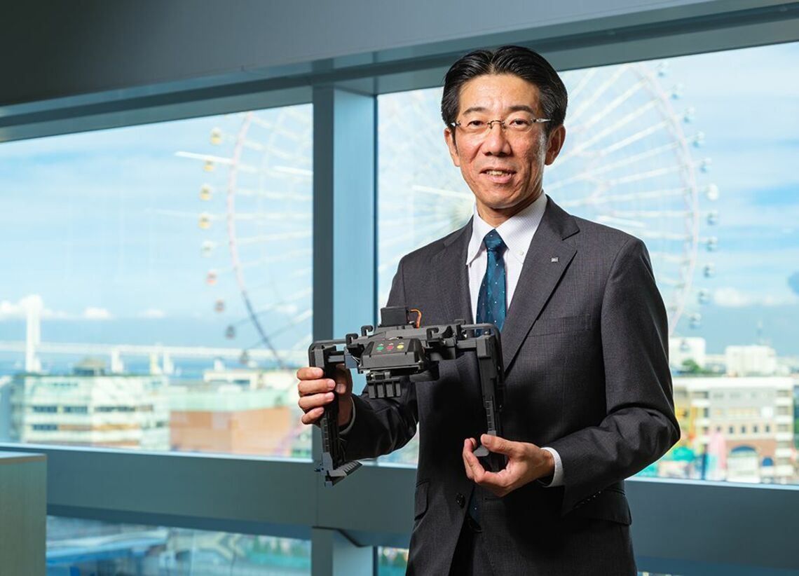 アタッチメントを持つ青木社長