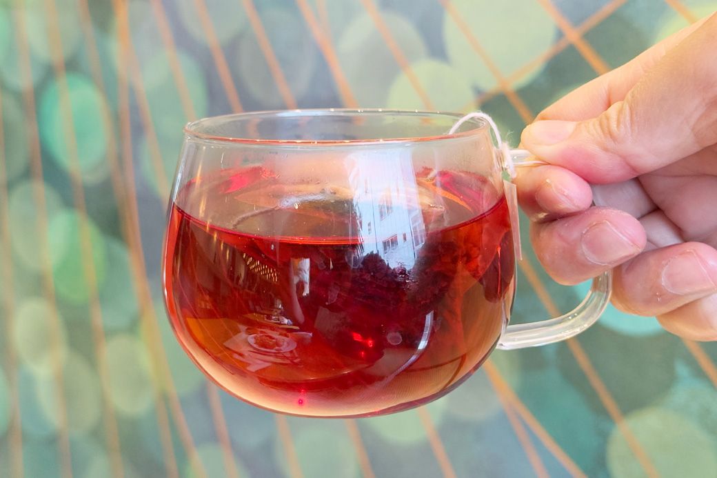 紅茶はティーバッグで提供。ユースベリーは、パイナップルやマンゴー、ハイビスカス、アップルなどのフルーツをブレンドした、フルーティーなフレーバーティー（筆者撮影）