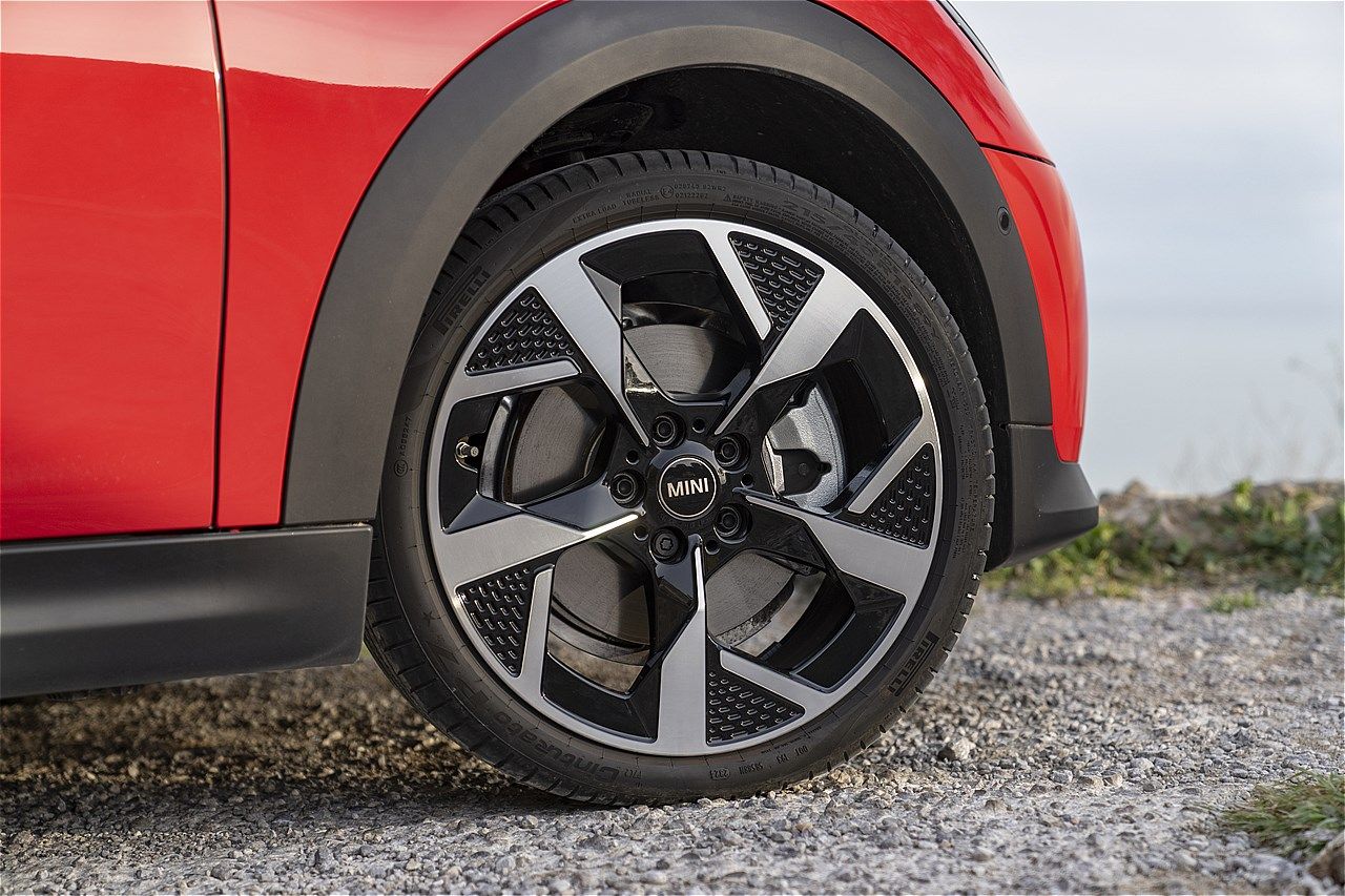MINI（ミニ）の新型「ミニ・クーパー・コンバーチブルS」（写真：MINI）