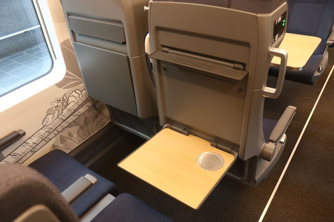 2等車の座席背面テーブル（撮影：橋爪智之）