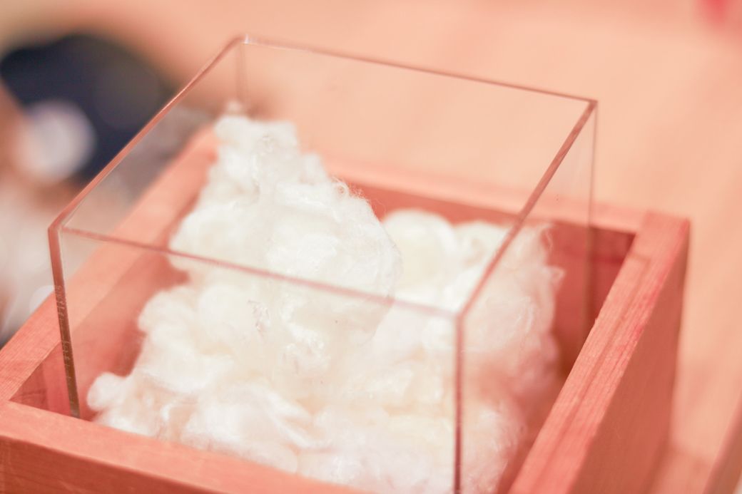 0.02ミリの穴に米ぬか成分を練り込んだレーヨンのわた（写真：筆者撮影）