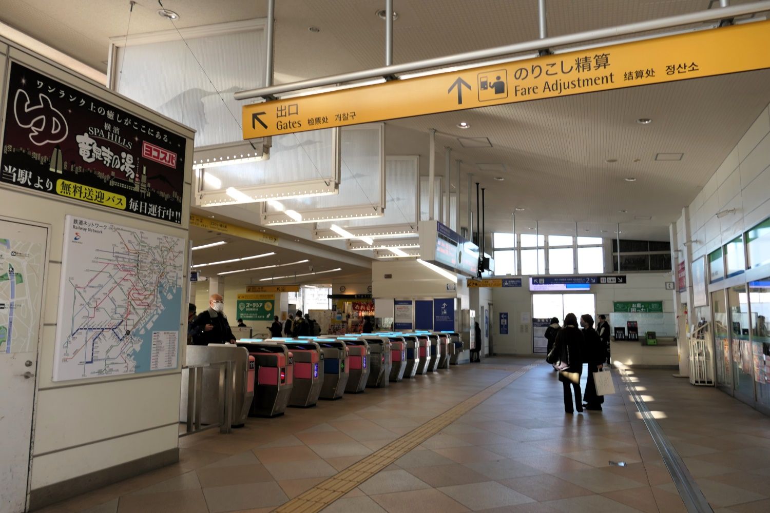 鶴ケ峰駅構内　ファミリーマート