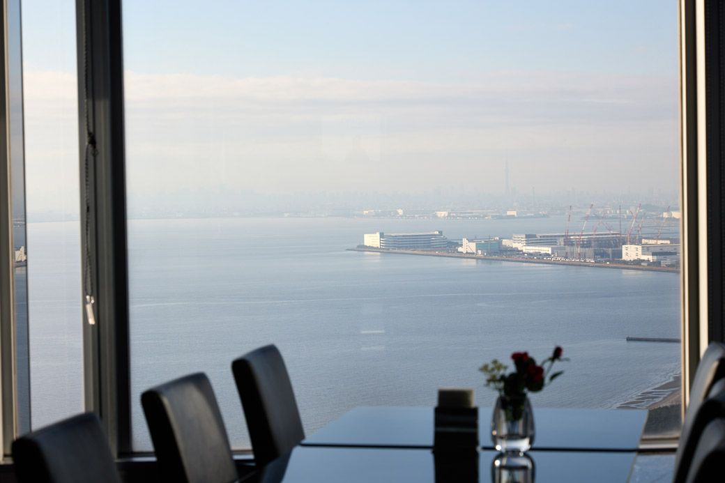 わずかな隙間からのオーシャンビュー（写真：筆者撮影）