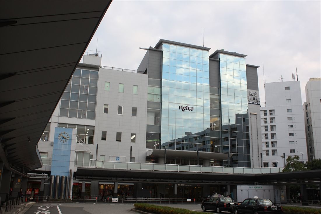 阪急伊丹線の終点・伊丹駅の駅ビル。震災後の1998年にオープンした（筆者撮影）