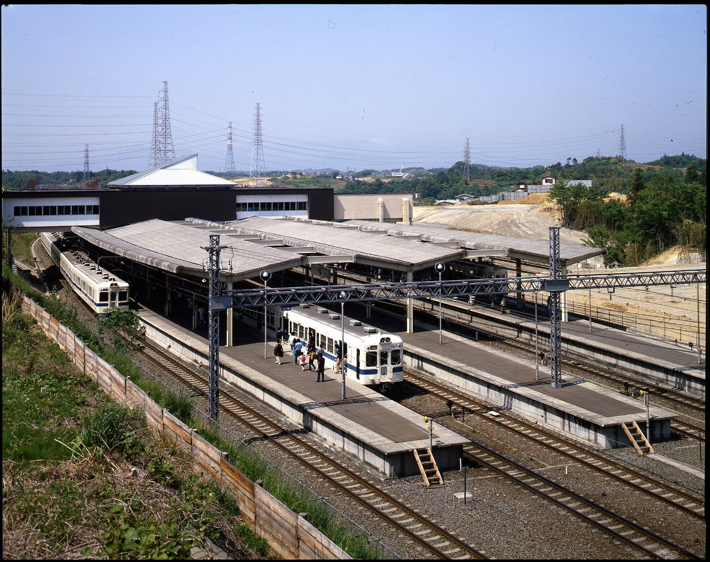 新百合ヶ丘駅は開業時から急行の停車駅だった。奥が北口側＝1978年頃（写真：小田急電鉄）