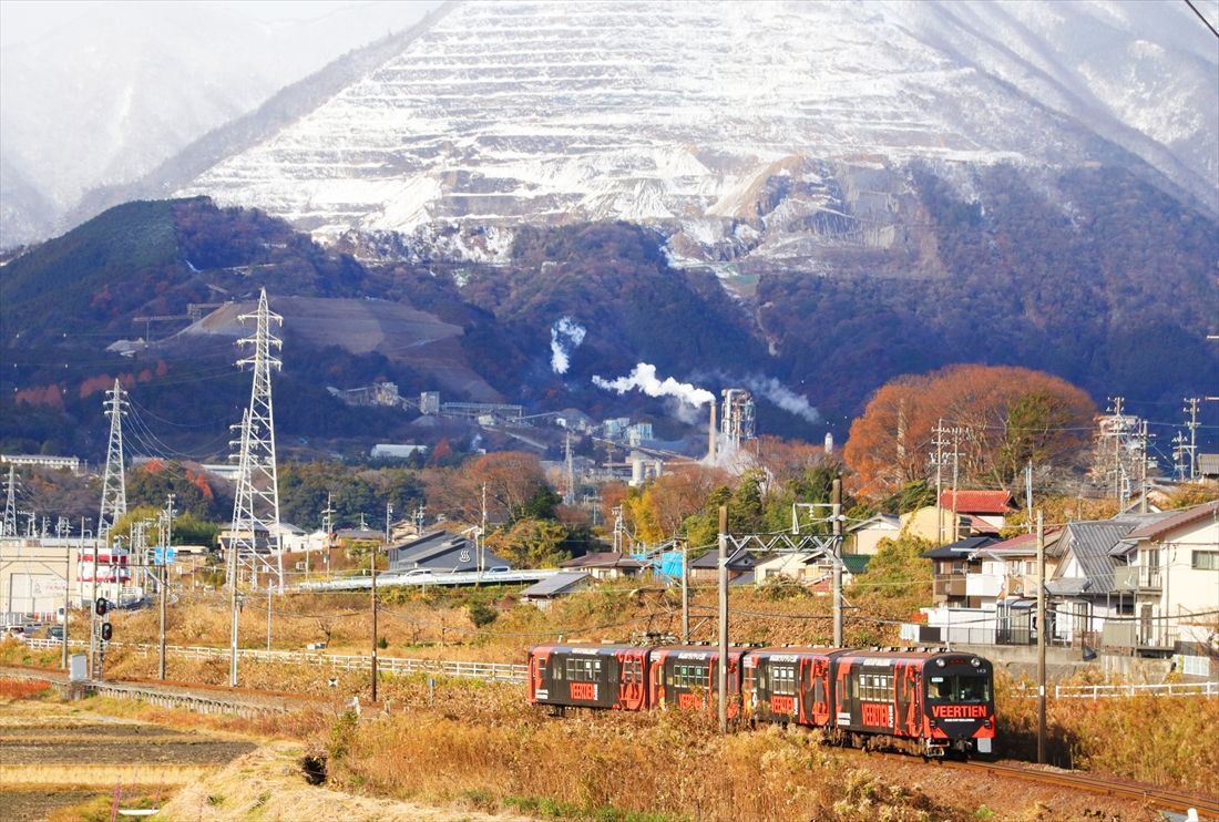 地元サッカークラブ、ヴィアティン三重のラッピングを施した北勢線の電車（撮影：南正時）