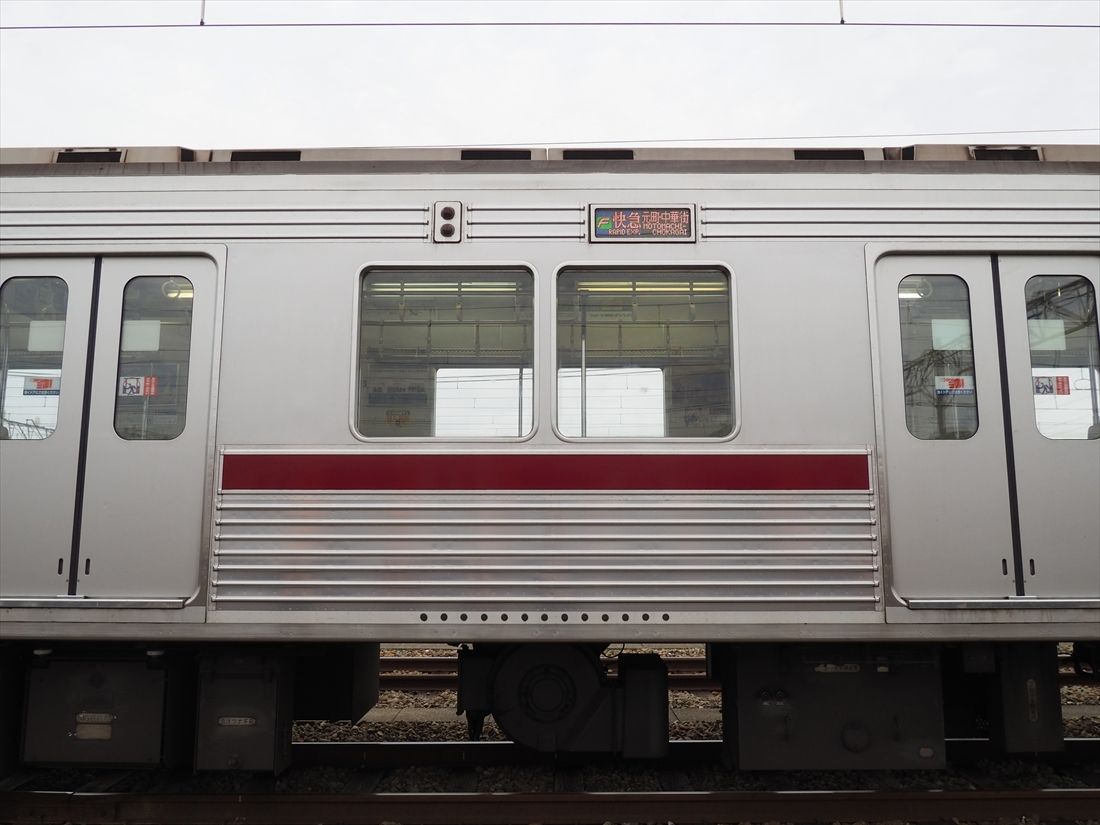 側面の窓は四隅に丸みのある形。外板は「ソフトな外観となるよう配慮した」仕上げ（記者撮影）