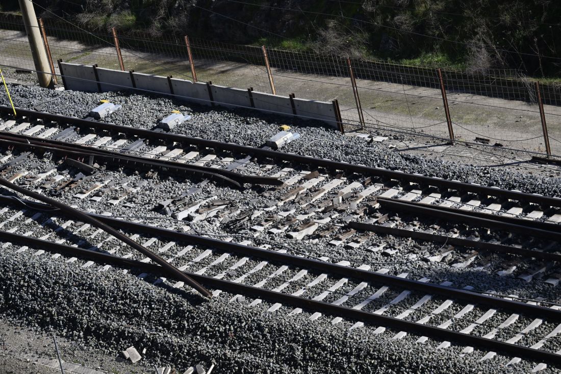 当初脱線の原因と推察されていた渡り線（上下線をつなぐ分岐＝ポイント）。この場所よりも手前（奥の線路の右側）に線路の破損が見つかった（写真：Burak Akbulut／Anadolu via Getty Images）