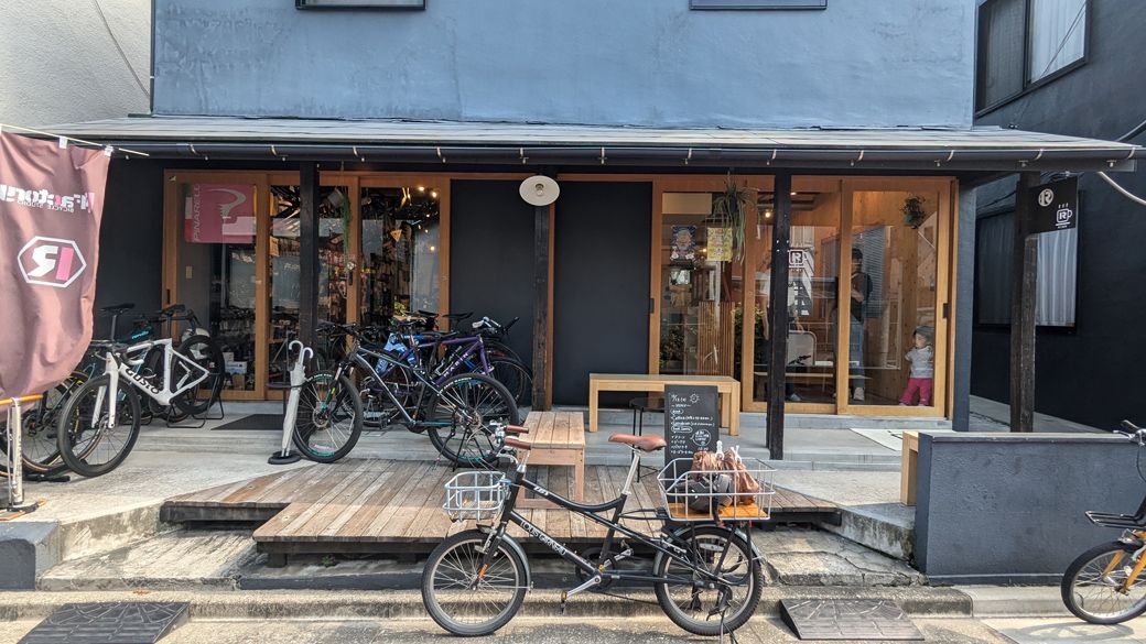 向かって右がR-CAFE、左は遠藤さんのパートナーが営む自転車工房、BICYCLE STUDIO R-FACTORY（筆者撮影）