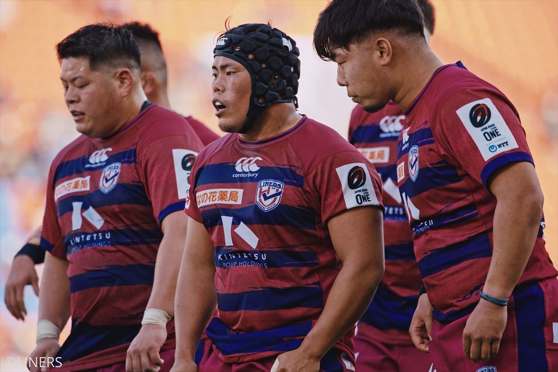 花園近鉄ライナーズの松田一真選手（中央）（写真：花園近鉄ライナーズ）