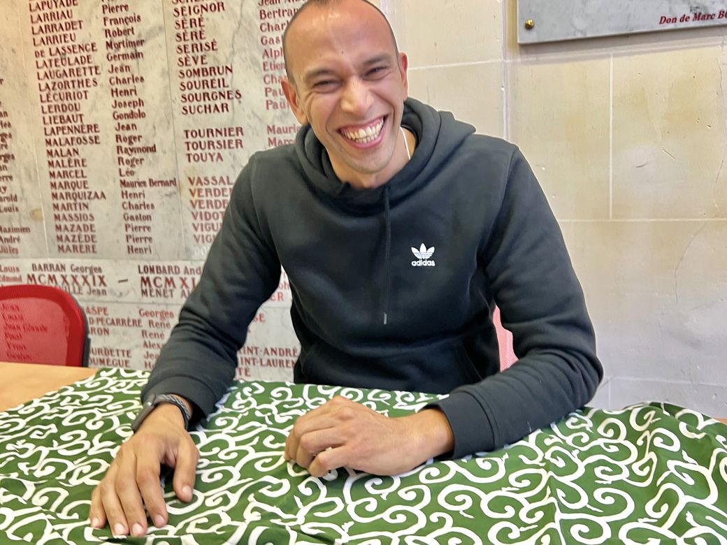 唐草模様の風呂敷は泥棒のトレードマークだと知り、大爆笑するカリムさん（筆者撮影）