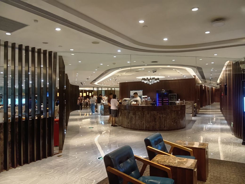 ビール注いでくれました（筆者撮影）