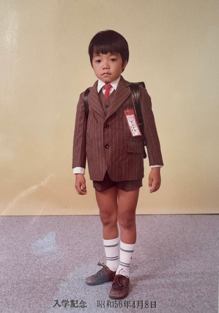 どこからどう見てもおぼっちゃまベンビーの小学校入学記念写真（写真:ベンビー提供）