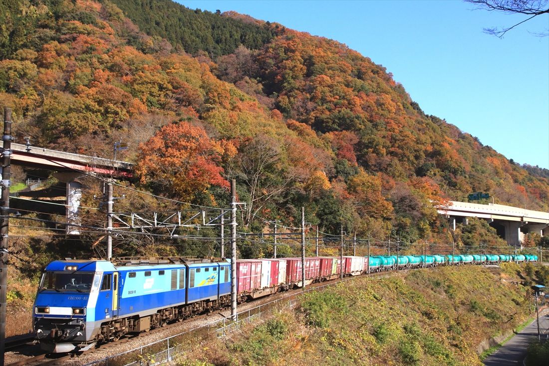 EH200形が牽引する貨物列車が小仏峠を走る（撮影：南正時）