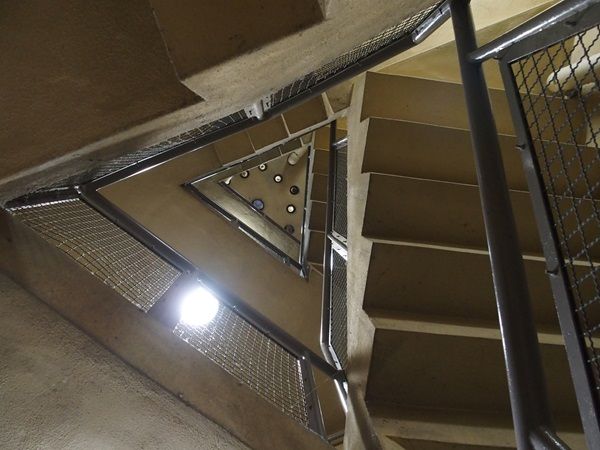福島県営野田町団地の「スターハウス」の中にある階段室。正三角形の独特の空間だ（写真：海老澤模奈人氏提供）