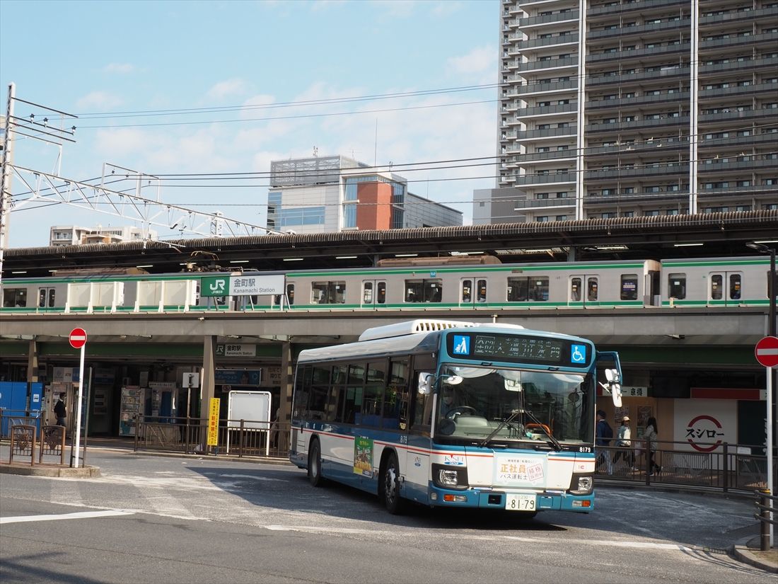 金町駅の北口。専用道の一部整備の場合は高砂踏切の手前から一般道を走って金町駅北口広場に乗り入れる（編集部撮影）
